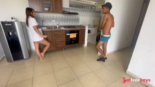 Mi hermanastra cocina y me ayudo para poder follarmela