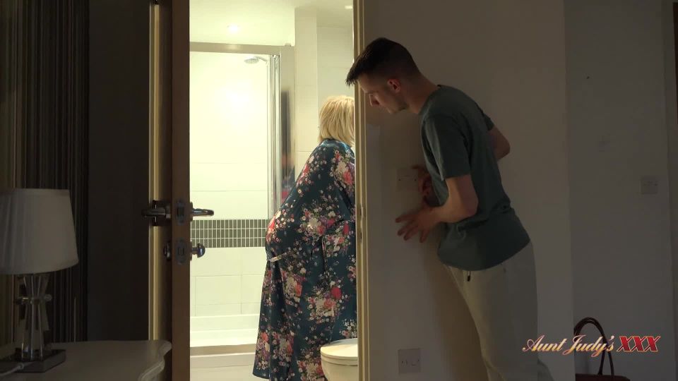 [AuntJudysXXX] Amy Catches Step-Nephew Spying On Her [02.23.22] [1080p]