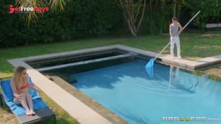 Gorgeous COUGAR Lisa Ann Lays Hand On Pool-boy