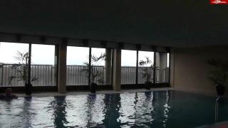 Popp-Sylvie Popp-Sylvie - Dreist - Sex direkt im Hallenbad