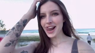 Fetish porn DaintyWilder plays with her pussy in the car in this steamy OnlyFans video. 