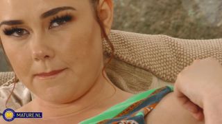 Mature.nl Ivy Big breasted curvy mom Ivy gets wet by play...
