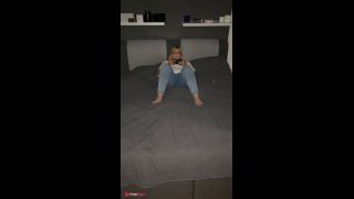 Selbstbefriedigung Porno auf dem Bett multiple orgasm sthnen Fick mich schau zu wie ich komme