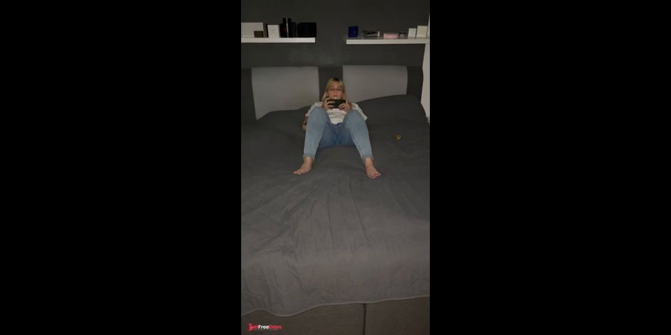 Selbstbefriedigung Porno auf dem Bett multiple orgasm sthnen Fick mich schau zu wie ich komme