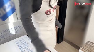 While moving, I held down her head and had sex with her from behind.