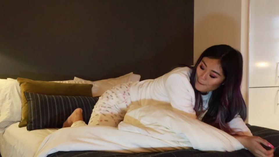 adult xxx video 13 bodybuilder femdom Lola Tessa – Waking up and Vibrator on My Pussy, dildo fucking on femdom porn