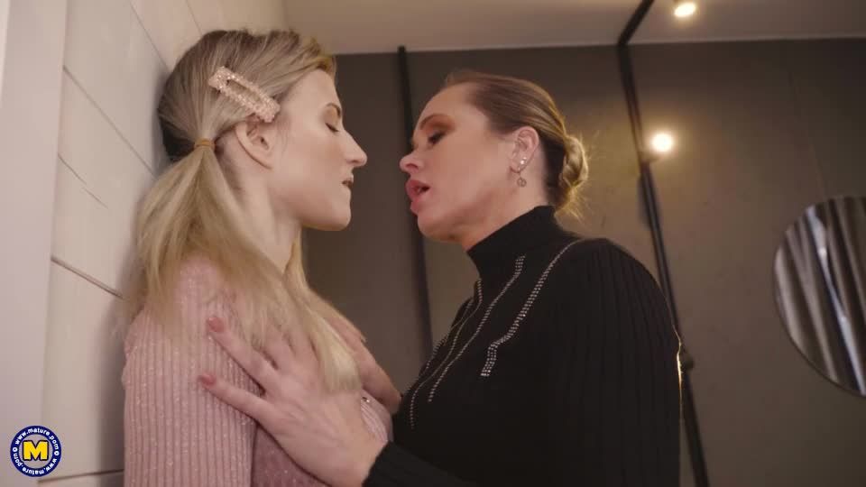 Mature.nl presents Monro (24), Nika (47) – Small MILF Nika is having an affair with Tall Teen Monroe Milf!