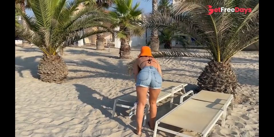 Hot Amateur Brunette with Big Ass Fucks with Stranger