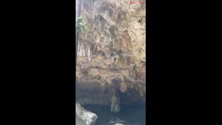 Hombre finge grabar naturaleza mientras turista latina se desnuda y accede a chuparle la verga  POV