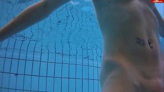 Horny Roxy - Nackt im Öffentlichen Schwimmbad Teil 2 720P - Mdh