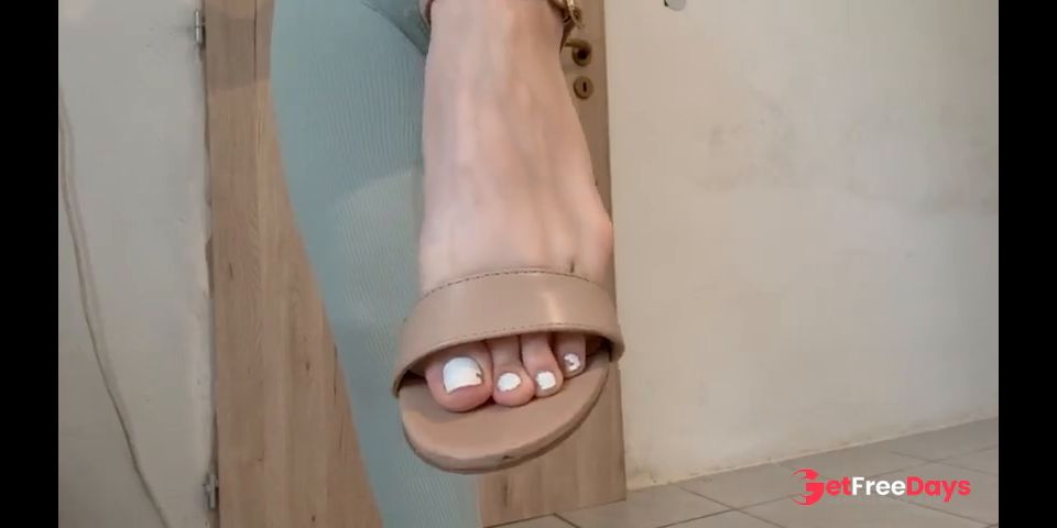 I masturbate in wet leggings and I have camel toe and wet tits