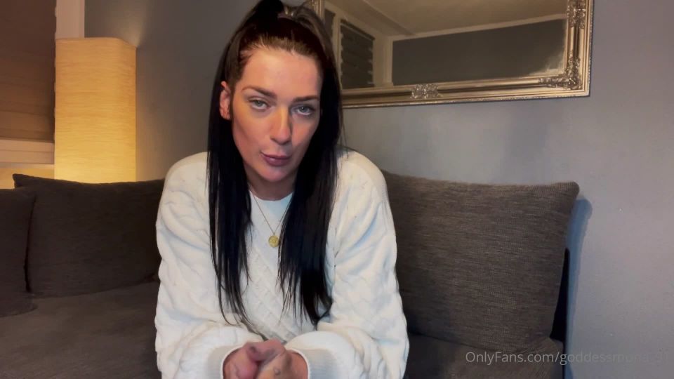 GoddessMona_912021-11-26 POV Deine beste Freundin erzhlt dir dass ihr schon lange aufgefallen ist dass du an ihren Sneakern schnffelst und oft auf ihre Socken starrst. Sie will dir ein – 044 Foot!