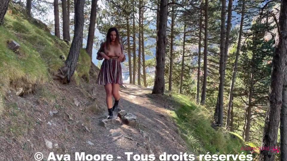 Ava Moore – Exhibition and Squirt in the Forest Bukkake!