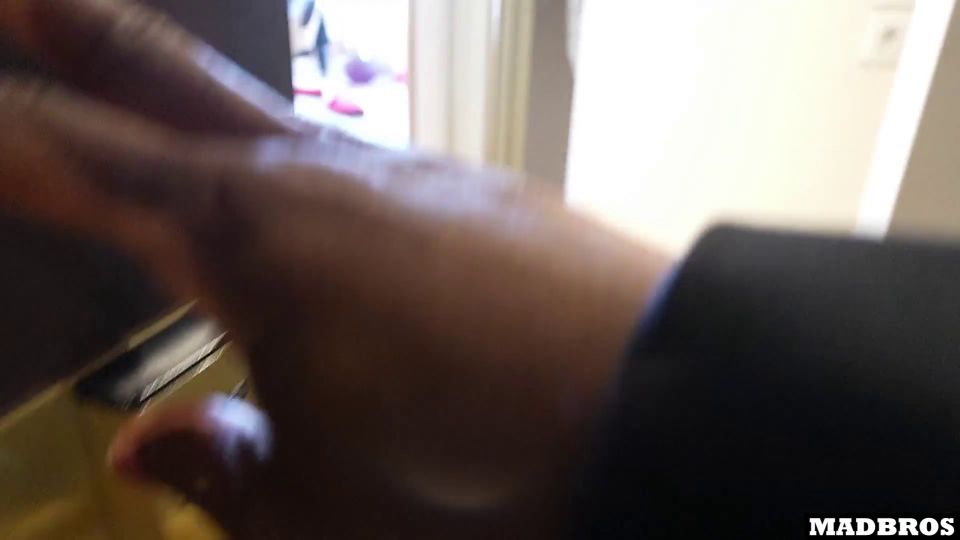 Madbrosx - Une Innocente Babysitter francaise Bien Baisee Pour Avoir Foutu Le Desordre Et Elle ADORE Ca!!! - Amateur francais