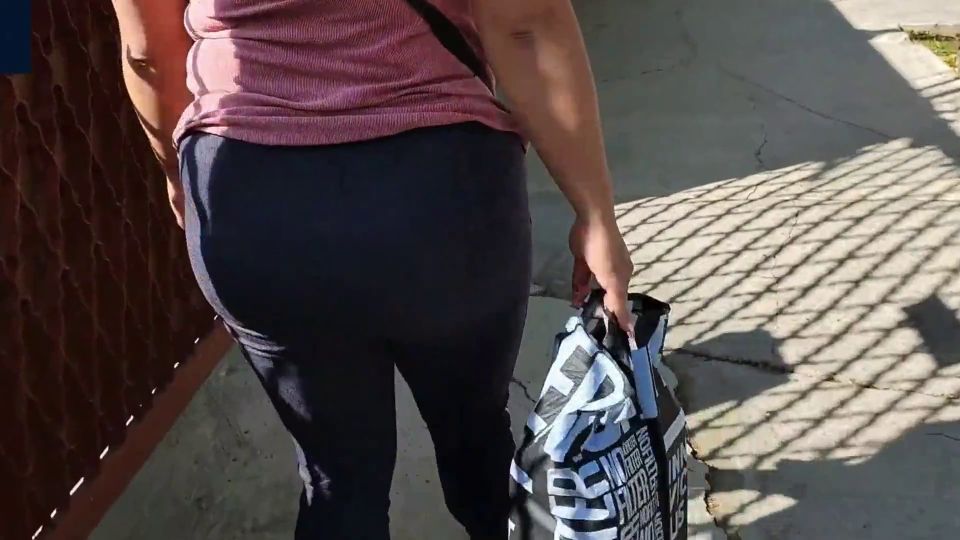 Me Encuentro A La Buenota De Mi Vecina En La Calle Y La Llevo A Mi Cama.
