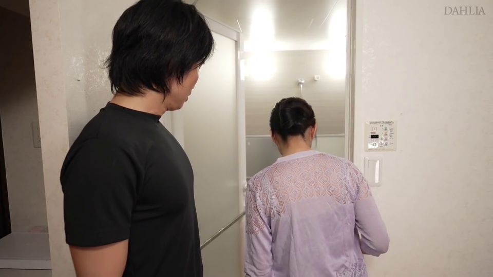 [SD]DLDSS-320 隣の巨乳妻が家の風呂を借りに来た！湯温42度の汗だく性交バスルーム 小野夕子